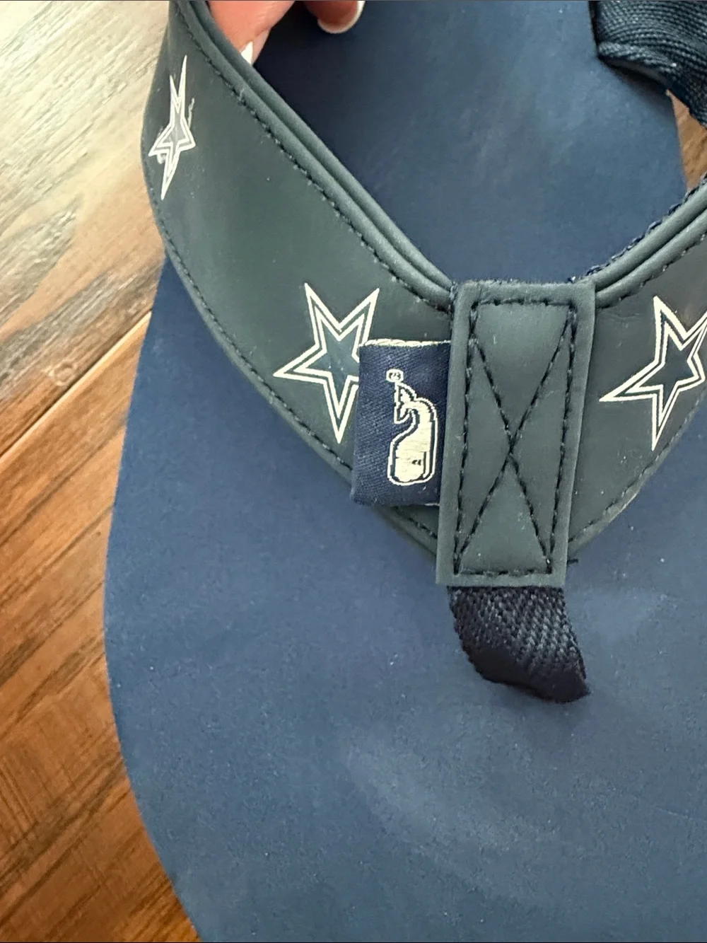 Vineyard Vines Navy DALLAS COWBOYS Flip Flops with Star-Pattern Straps